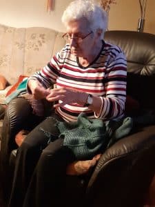 Ältere Frau strickt